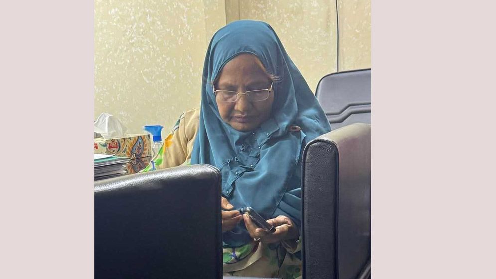 হত্যাচেষ্টা মামলায় জবির সাবেক শিক্ষিকা আনোয়ারা বেগম গ্রেফতার