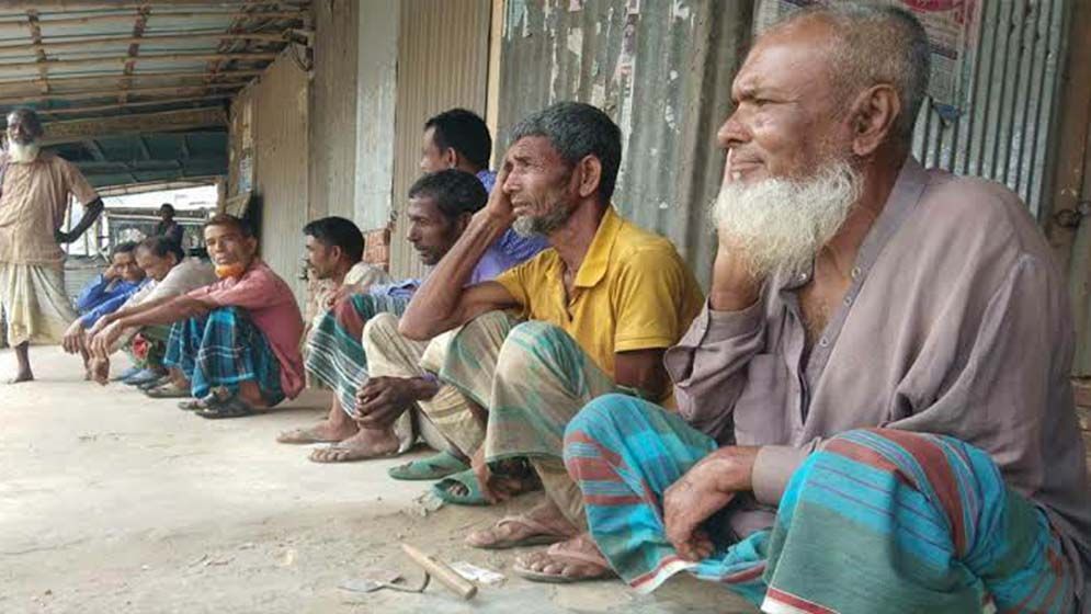 যে হাটে নিজেকে বিক্রি করতে আসেন অসহায় মানুষগুলো