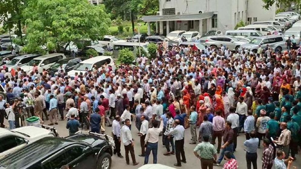 চাকরিজীবীদের বিক্ষোভ-আন্দোলনে চ্যালেঞ্জের মুখে সরকার?