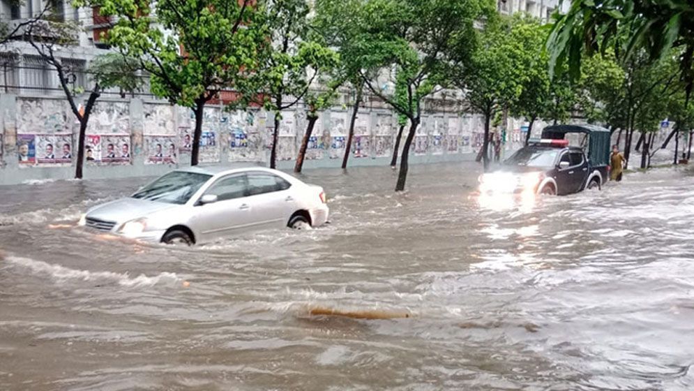 বিরতিহীন বৃষ্টিতে চরম দুর্ভোগে নগরবাসী