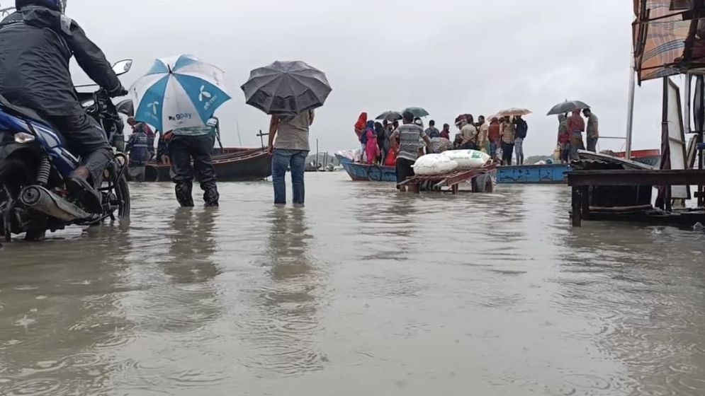 মেঘনার পানি বিপৎসীমার ওপর প্রবাহিত হয়ে মনপুরার নিম্নাঞ্চল প্লাবিত