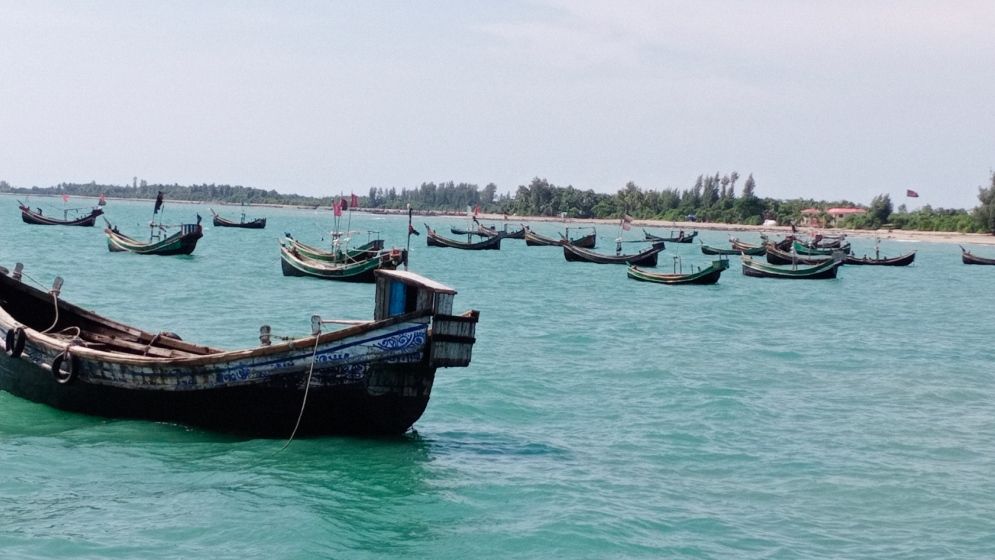 টেকনাফে আটকে আছে সেন্টমার্টিনের ৩ শতাধিক মানুষ