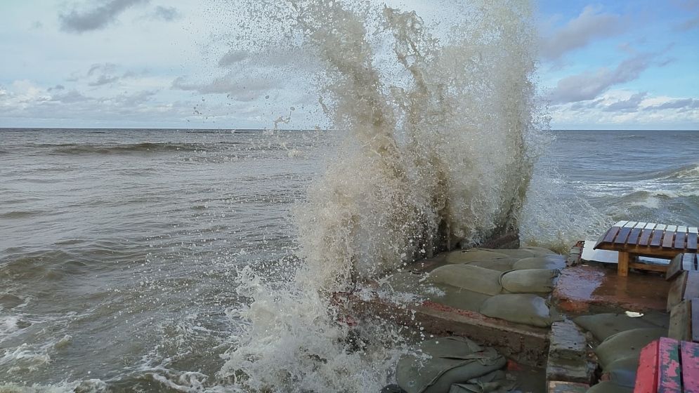 ঘূর্ণিঝড় আতঙ্কে লক্ষ্মীপুরের মেঘনা উপকূলের মানুষ, নেই বাঁধ