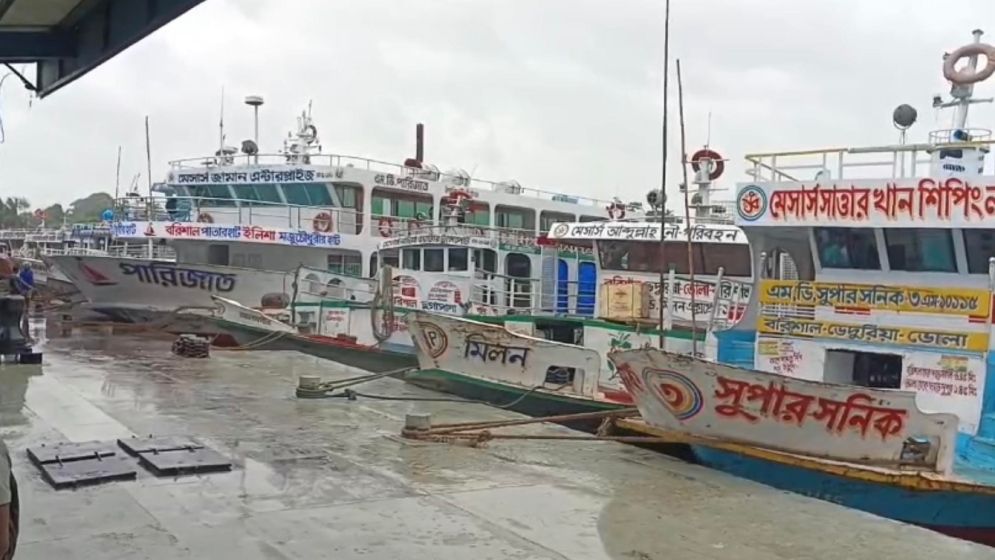 বরিশালে ঝড়ো হাওয়া ও বৃষ্টিতে লঞ্চ চলাচল বন্ধ