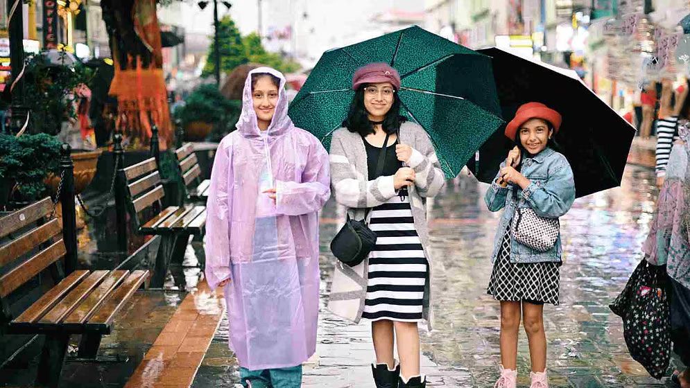 বর্ষায় বেড়াতে গেলে যেসব জিনিস সঙ্গে রাখা জরুরি