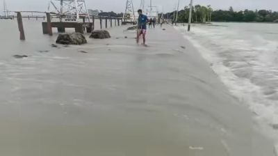 কুতুবদিয়ায় বেড়িবাঁধের ভাঙা অংশ দিয়ে পানি ঢুকে নিম্নাঞ্চল প্লাবিত