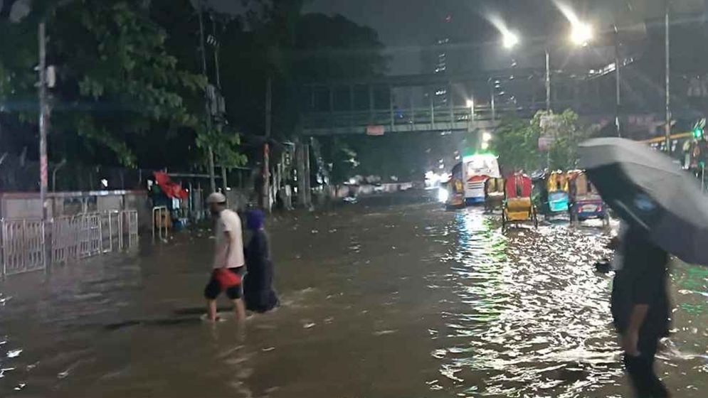 রাজধানীজুড়ে জলাবদ্ধতা, তীব্র ভোগান্তিতে নগরবাসী