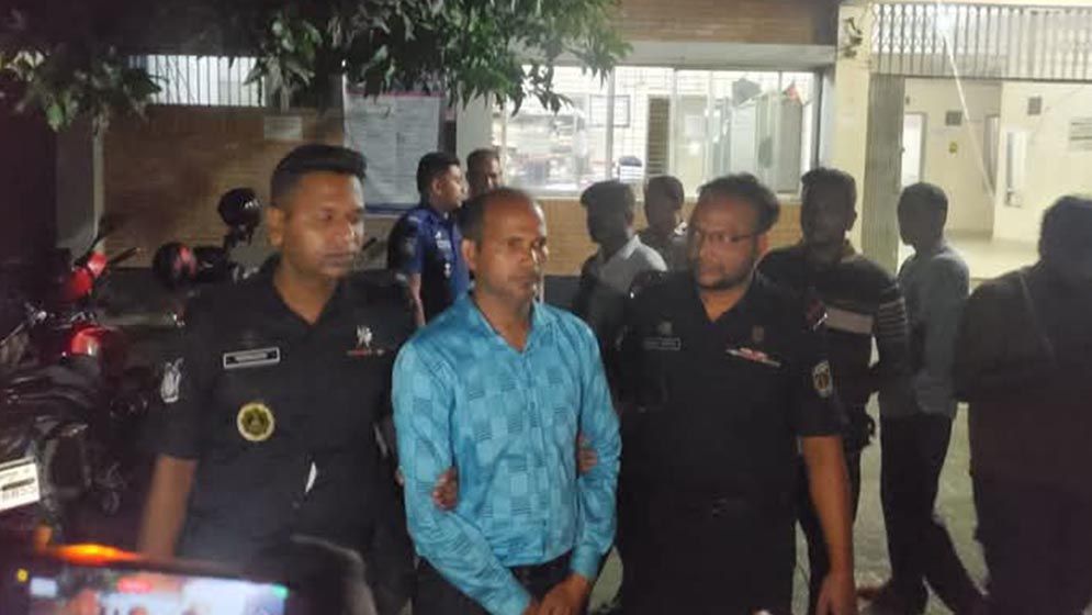 সেনাকল্যাণ সংস্থার ট্রাক আটকে চাঁদা দাবি, গ্রেফতার ১