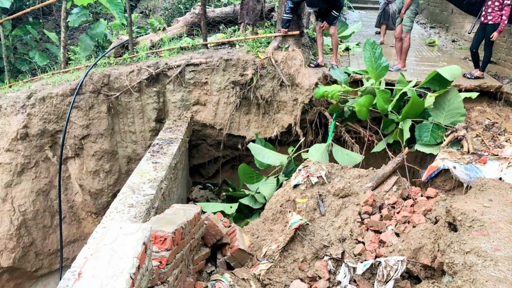 বান্দরবানে টানা বর্ষণে পাহাড় ধস, যোগাযোগ বন্ধ