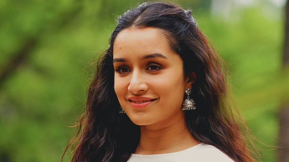 শ্রদ্ধার মতো মোহনীয় হয়ে উঠুন কম মেকআপেই