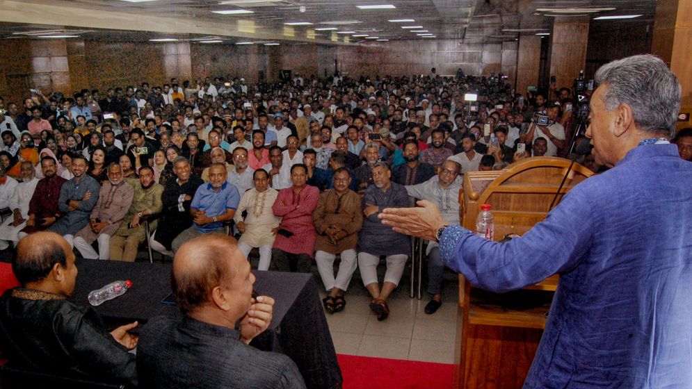 দেশের সমস্যার কথা বাইরে বলে লাভ নেই: প্রধান উপদেষ্টাকে আমির খসরু
