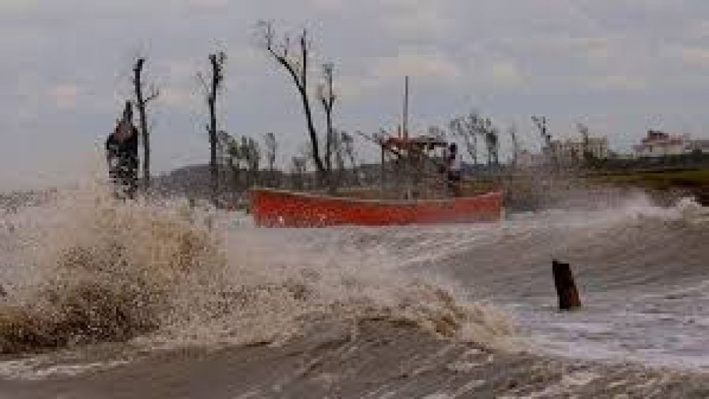 গভীর নিম্নচাপে টানা বর্ষণ জলোচ্ছ্বাস-বন্যার আশঙ্কা