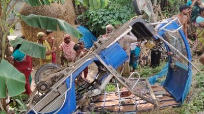সড়ক দুর্ঘটনায় প্রাণ গেল এক পরিবারের তিনজনের