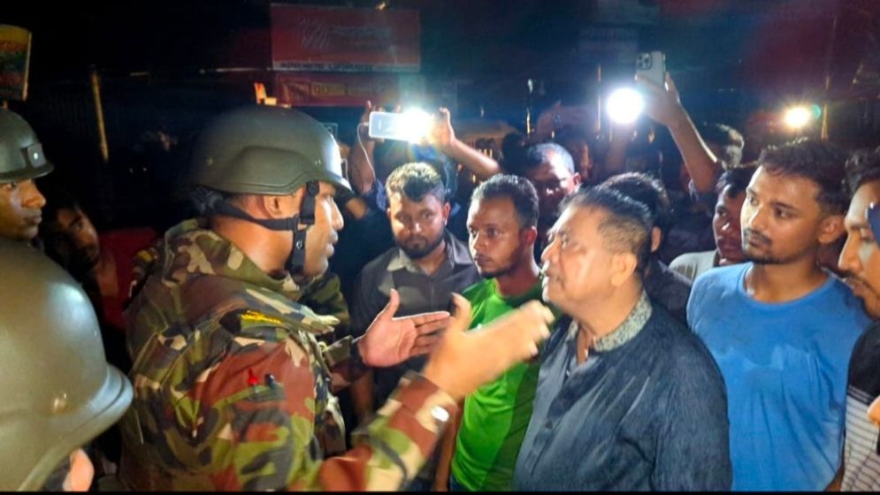 নগরকান্দায় বৈষম্যবিরোধী নেত্রীর ওপর হামলা, প্রতিবাদে মহাসড়ক অবরোধ