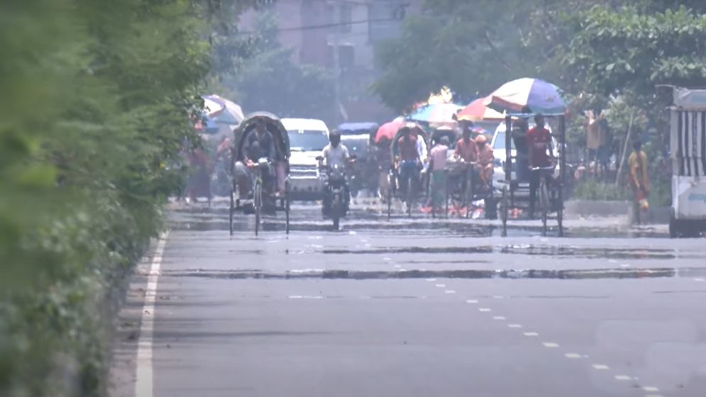 ঢাকায় আজও হতে পারে বৃষ্টি, তাপমাত্রা নিয়ে দুঃসংবাদ দিল আবহাওয়া অফিস