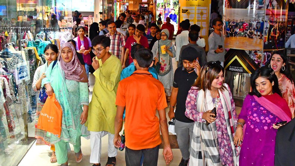 রোদ-বৃষ্টিতে ভোগান্তি ছাড়াই ঈদ কেনাকাটা