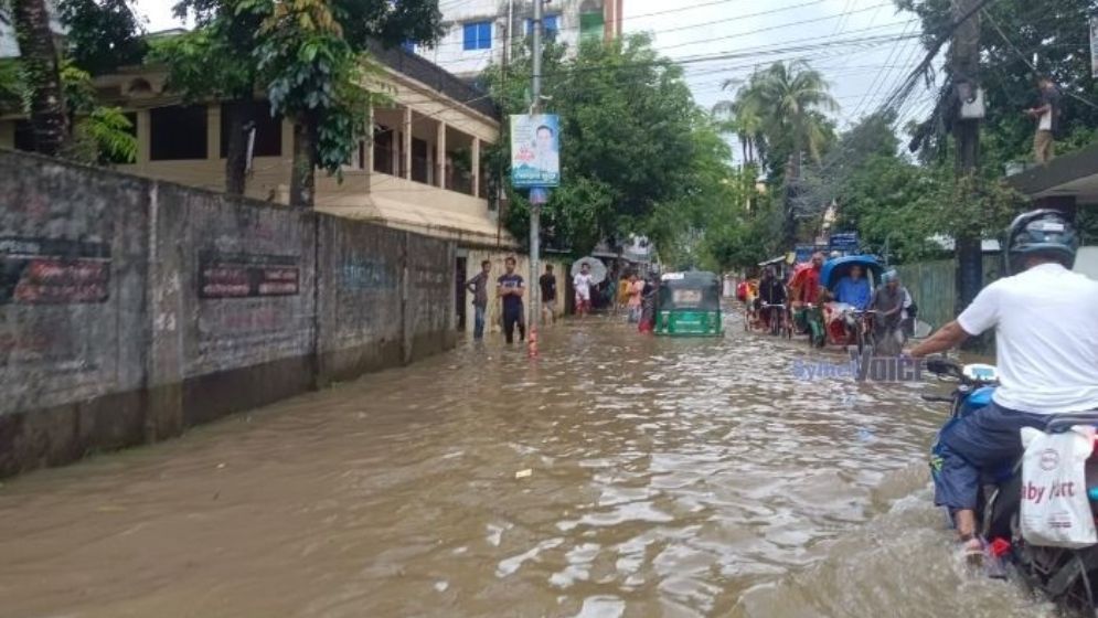 টানা বৃষ্টিতে সিলেট নগরজুড়ে জলাবদ্ধতা