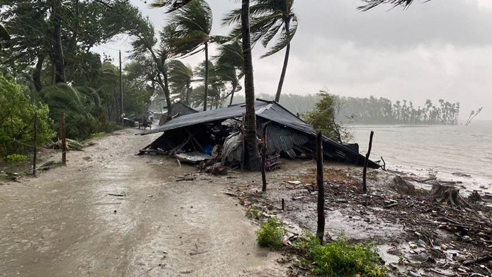 সারা দেশে থেমে থেমে বৃষ্টি উপকূলে জলোচ্ছ্বাস