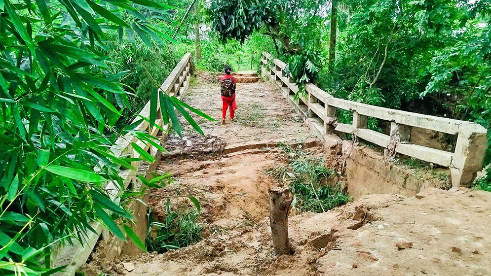 ভেঙে পড়েছে সেতু, দুর্ভোগে ১০ গ্রামের মানুষ