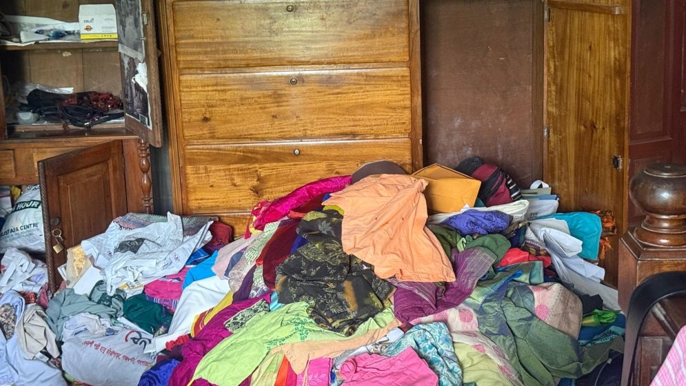 অতিরিক্ত ডিআইজির বাবাকে অস্ত্র দেখিয়ে টাকা-স্বর্ণালংকার লুট