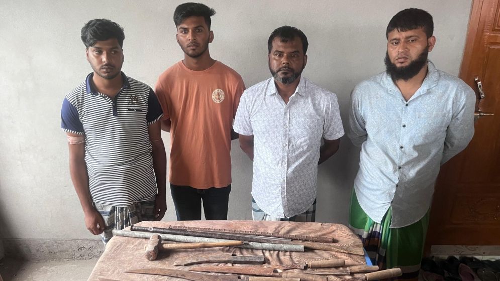 তিন সহযোগীসহ কিশোর গ্যাং নেতা ইলিয়াস মোল্লা আটক, অস্ত্র উদ্ধার