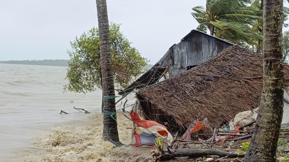 মৃত্যুকে আপন করেই ওদের বেঁচে থাকা
