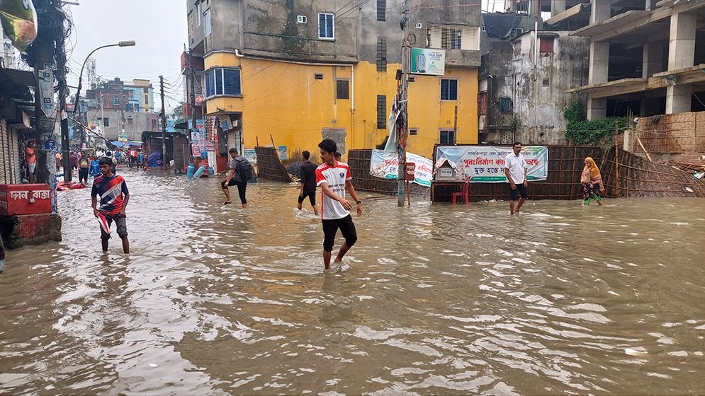 কয়েক ঘণ্টার বৃষ্টিতে তলিয়ে গেছে ময়মনসিংহ নগরীর বিভিন্ন এলাকা