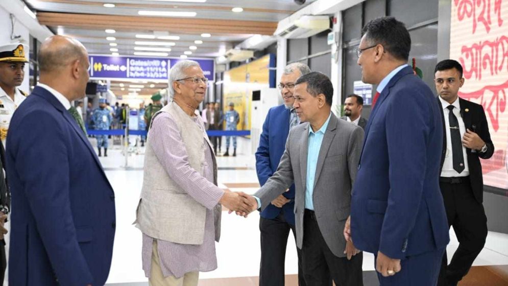 দেশে ফিরেছেন প্রধান উপদেষ্টা