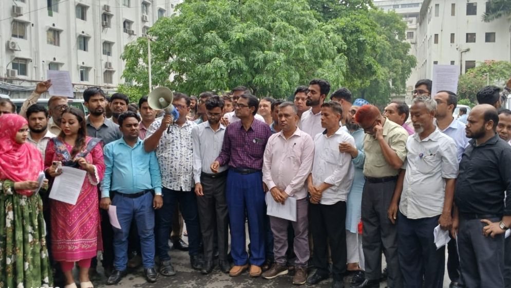 দুই উপদেষ্টাকে স্মারকলিপি দিয়েছেন সচিবালয়ে আন্দোলনকারীরা