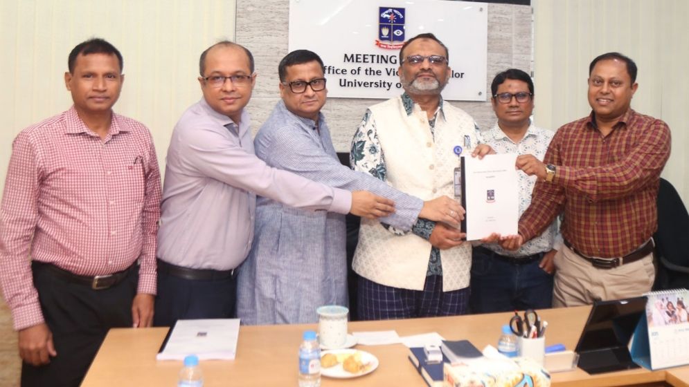 ঢাবির জন্য ‘বিশেষ মর্যাদা’ চাইলেন শিক্ষকরা