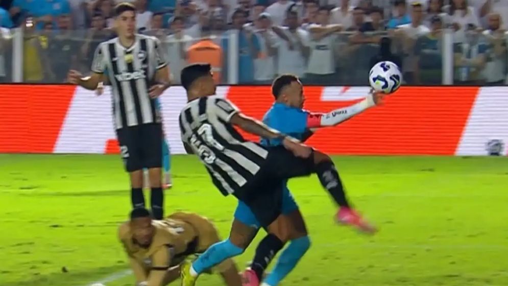 ‘বিদায়ী’ ম্যাচে হাত দিয়ে গোলের চেষ্টা নেইমারের, দেখলেন লাল কার্ড