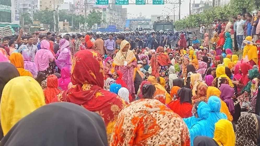 বকেয়া বেতন দাবিতে মহাসড়ক ও আঞ্চলিক সড়ক অবরোধ, পুলিশ-শ্রমিক সংঘর্ষে আহত ৫০