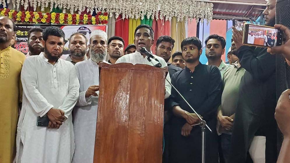 সোনারগাঁয়ে বহিষ্কৃত যুবদল নেতার সঙ্গে একই মঞ্চে জেলা যুবদলের আহ্বায়ক