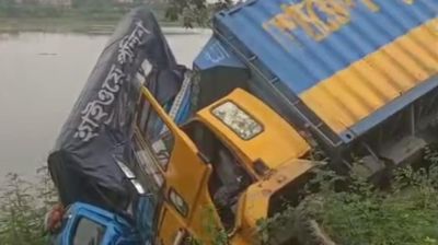 দুর্ঘটনাকবলিত গাড়ি উদ্ধারে গিয়ে পুলিশের গাড়িও খাদে, আহত ৩