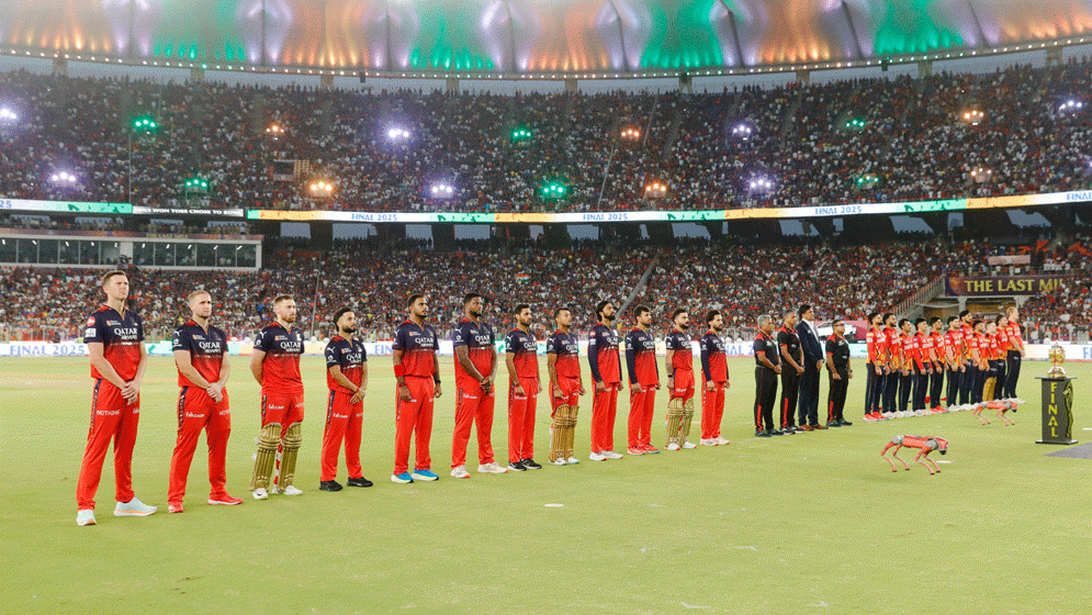 শিরোপা জয়ের স্বপ্নে টস হেরে ব্যাটিংয়ে বেঙ্গালুরু