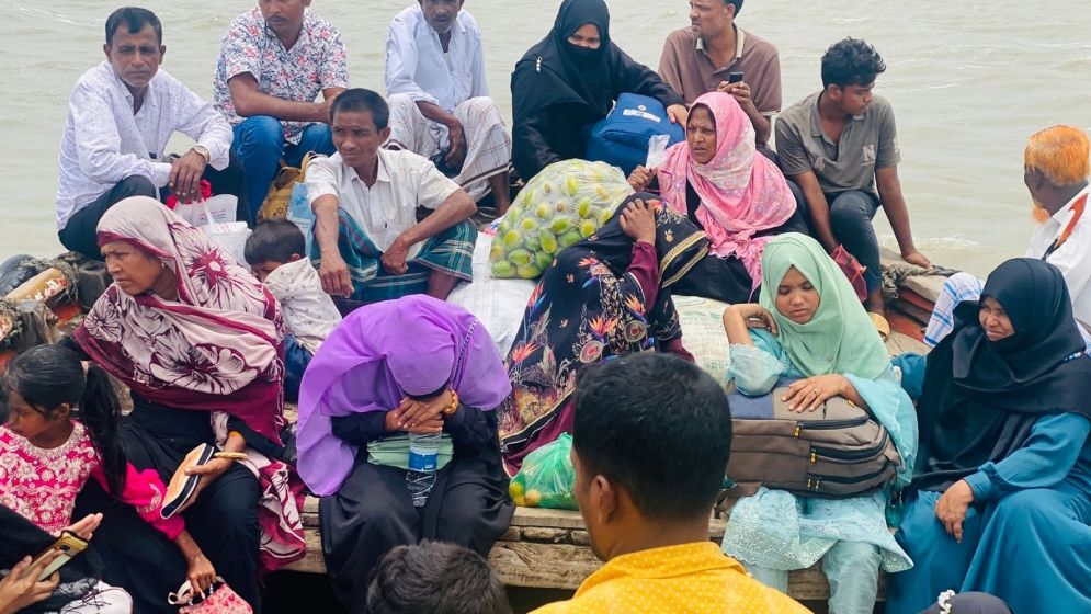 মগনামা-কুতুবদিয়া চ্যানেলে লাইফ জ্যাকেট ছাড়াই চলছে যাত্রী পারাপার