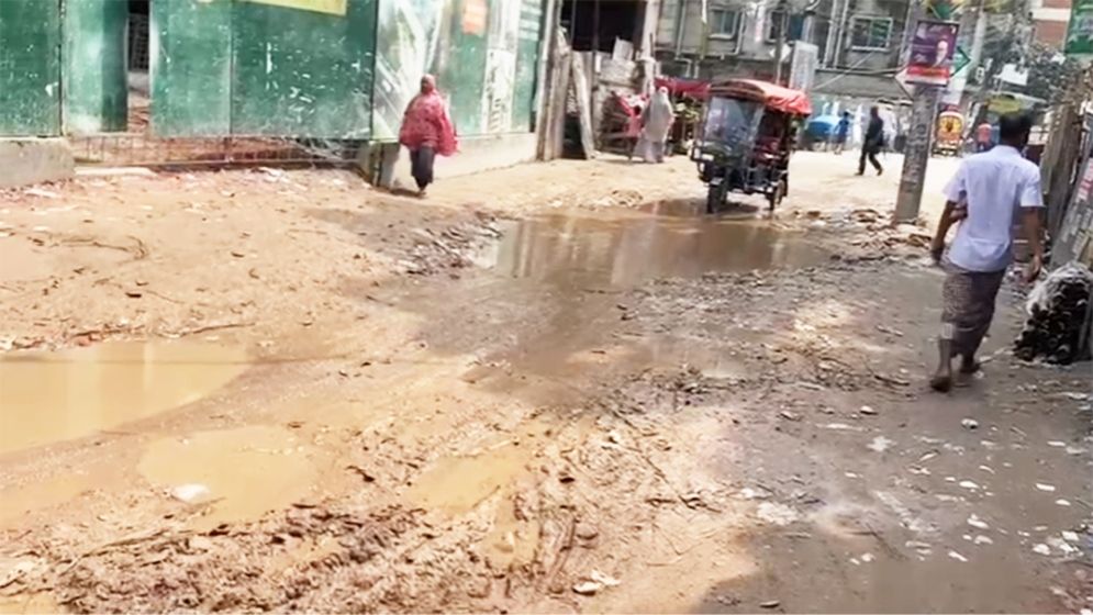 ভাঙাচোরা রাস্তায় তুরাগে দুভোর্গের শেষ নেই