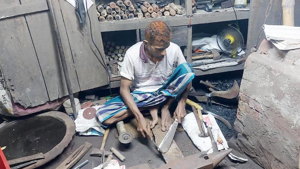 ঈদ সামনে রেখে ব্যস্ত কামার পল্লী