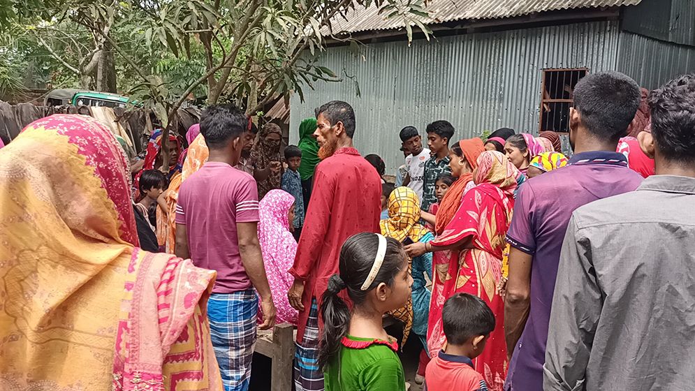 মা-চাচি কাজে ব্যস্ত, বাড়ির পাশে ডোবায় পড়ল ২ দুধের শিশু