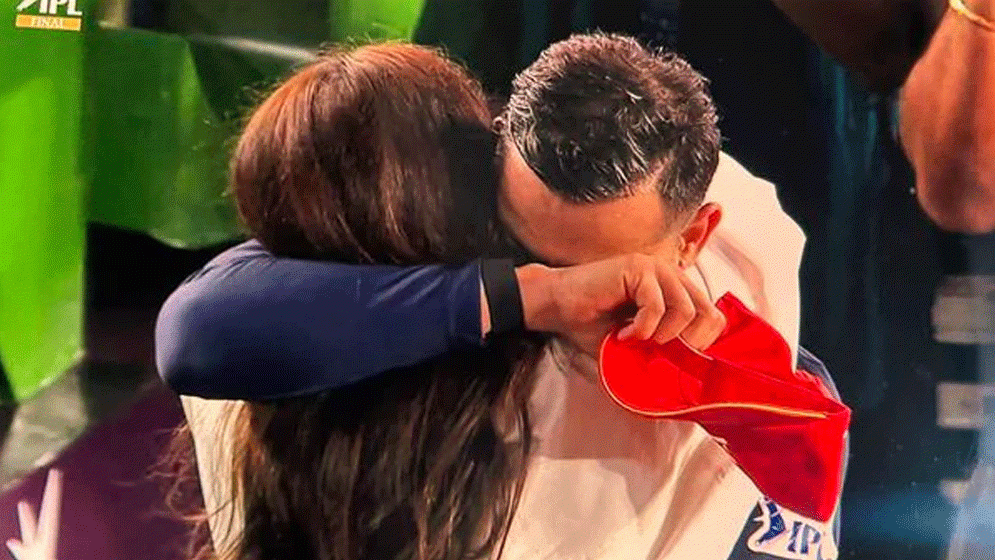 আনুশকাকে জড়িয়ে ধরে আবেগাপ্লুত কোহলি