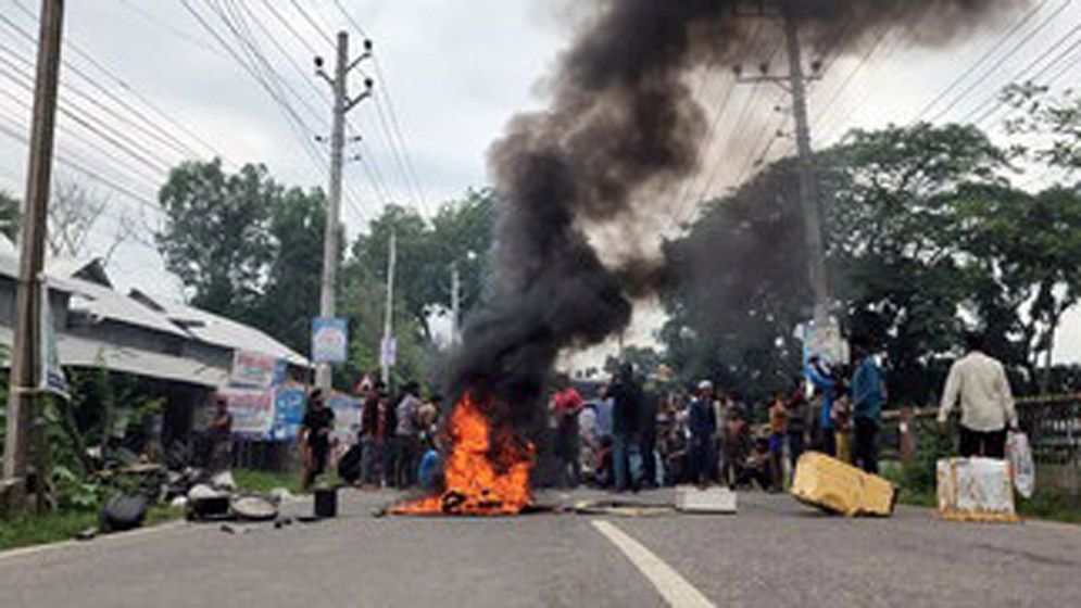শরীয়তপুরে ছাত্রদলের কমিটি বাতিলের দাবিতে সড়ক অবরোধ