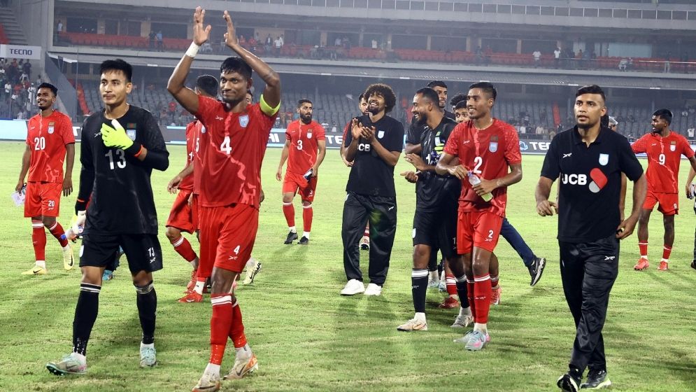 ফুটবল-জ্বরে ভুগছে ক্রিকেট পাড়াও