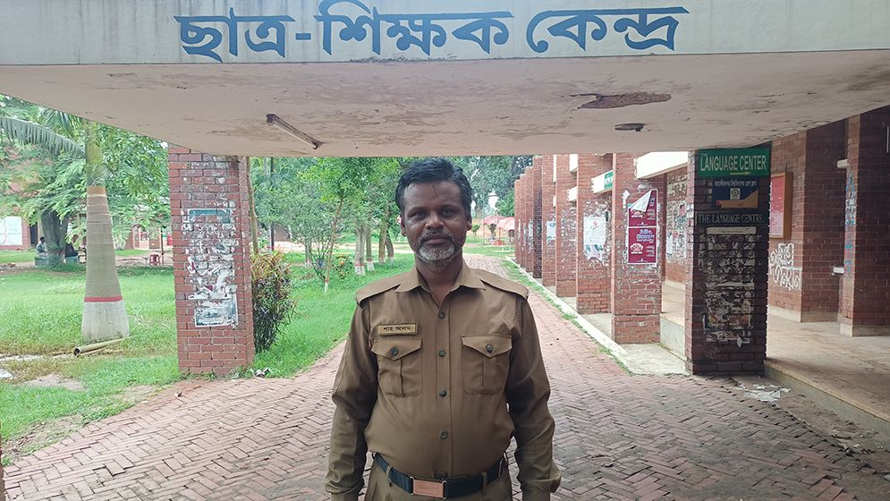 ‘স্বপ্ন যাবে বাড়ি আমার’, হয় না সত্যি সবার