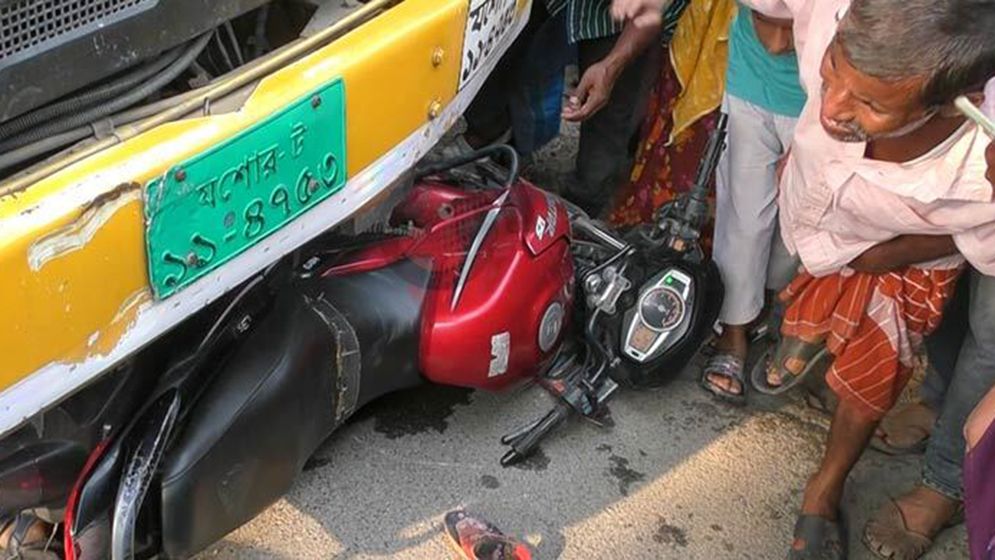 ঈদের কেনাকাটা শেষে ফেরার পথে প্রাণ গেল একই পরিবারের তিনজনের