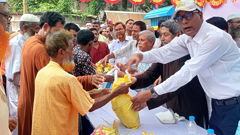জিয়াউর রহমানের শাহাদতবার্ষিকীতে সোনারগাঁয়ে ঈদ উপহার বিতরণ