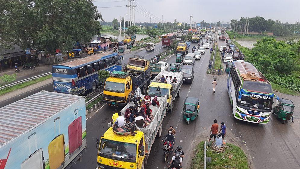 ঈদে ঘরমুখো মানুষের দুর্ভোগ, যমুনা সেতুর পূর্ব প্রান্তে ২৫ কিলোমিটার যানজট
