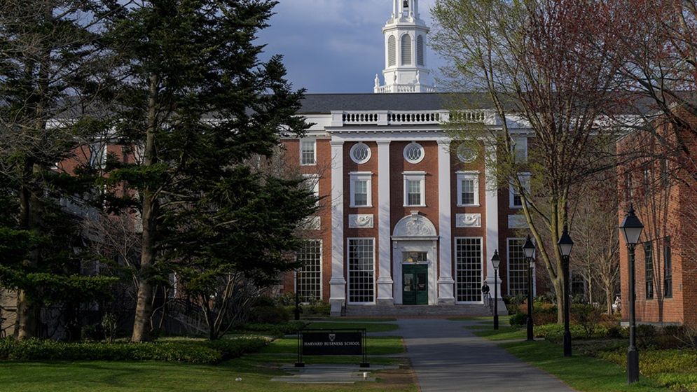 বিদেশি শিক্ষার্থী ভর্তিতে নিষেধাজ্ঞা ট্রাম্পের, প্রতিশোধমূলক বলছে হার্ভার্ড