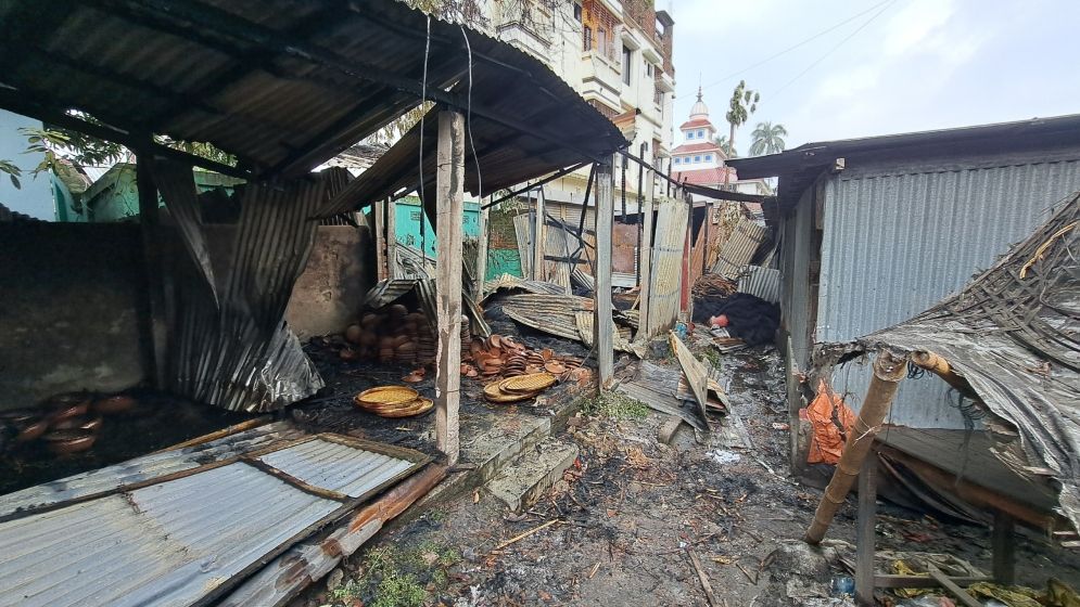 পুড়ে ছাই নয়ানী বাজারের ৩ গোডাউন