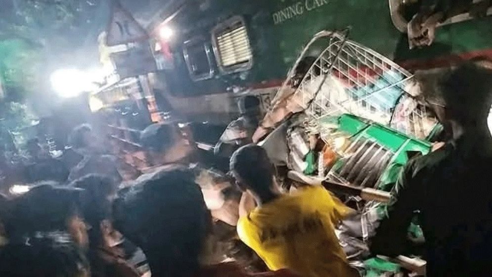 চট্টগ্রামে ট্রেনের ধাক্কায় হতাহতের ঘটনায় ট্রেনচালকসহ বহিষ্কার ৪
