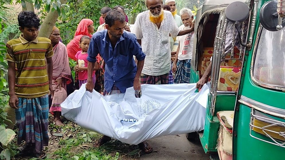 বাসের ছাদ থেকে পড়ে প্রাণ গেল যুবকের